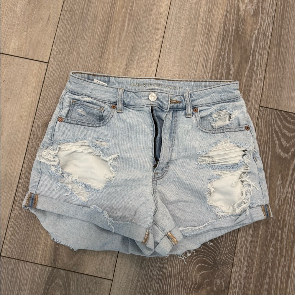 American Eagle size 6 light wash denim shorts
